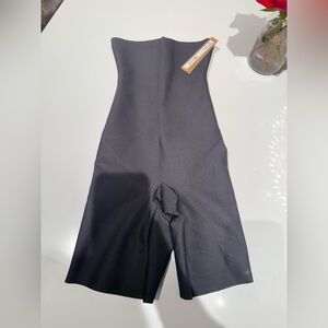 SKIMS Body Core Sculpt high waisted mid thigh short Sz Small NWT